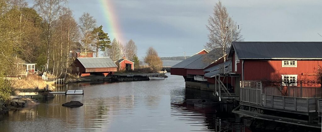 Regnbåge över Gnarpsån och sjöbodarna i Sörfjärden. Foto: Örjan Ljungberg